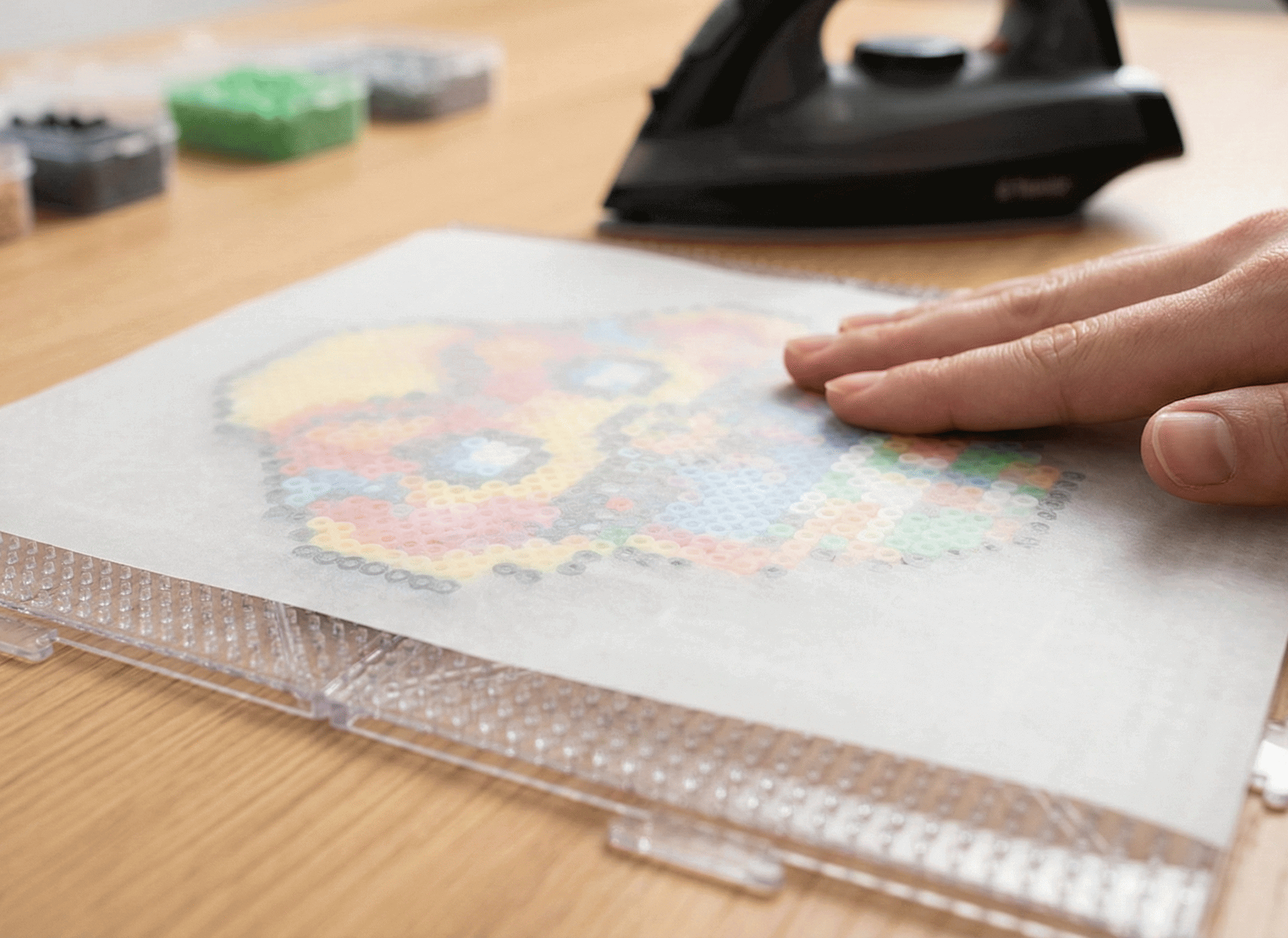 在平整表面准备熨烫拼豆